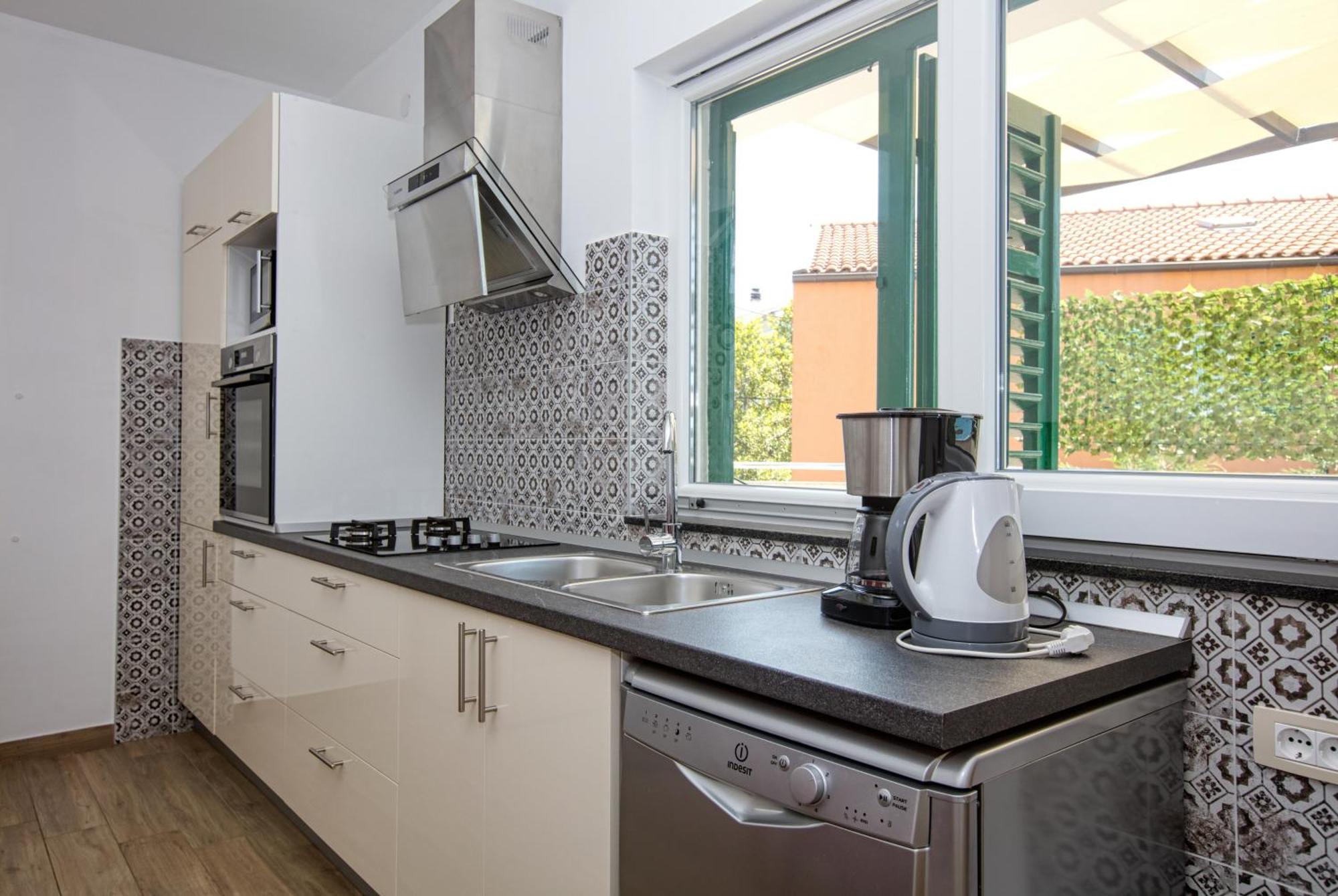 Family Friendly Seaside Apartments Brodarica, Sibenik - 4833 Бродарица Номер фото