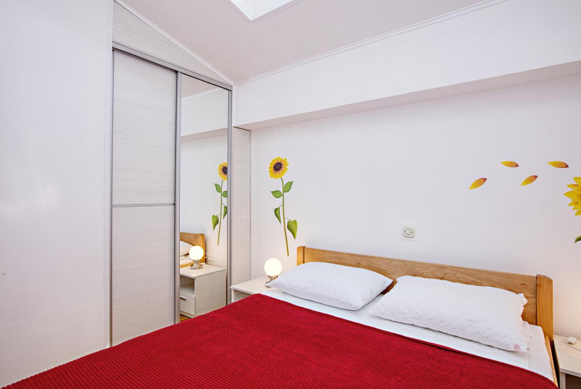 Family Friendly Seaside Apartments Brodarica, Sibenik - 4833 Бродарица Номер фото